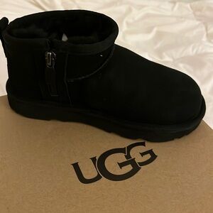 New in box Ugg little kids classic mini boot with zipper